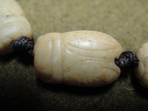 蟬型珠飾手鍊近照