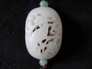 清 整顆籽料雕刻而成的香囊，工料俱佳